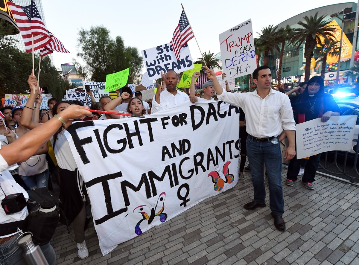 Manifestantes exigen restablecer el DACA, en Nevada. (Foto Prensa Libre: AFP)