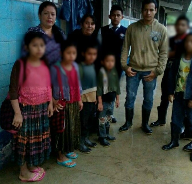 Niños de la escuela de Nachuwa, Tamahú, Alta Verapaz, asisten a clases bajo la lluvia. (Foto Prensa Libre: Ada Wellman)