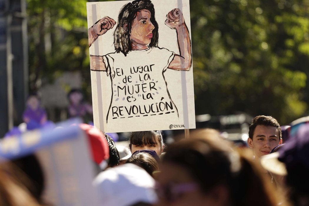 Durante la marcha internacional de las mujeres, el 8 de marzo de 2018, cientos de mujeres en San Salvador protestaron para exigir soluciones a la violencia de género y prohibición del aborto.(EFE)