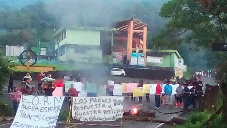 Los padres de familia bloquearon el kilómetro 234 de la ruta entre Coatepeque y la cabecera de Quetzaltenango. (Foto Prensa Libre: Whitmer Barrera)