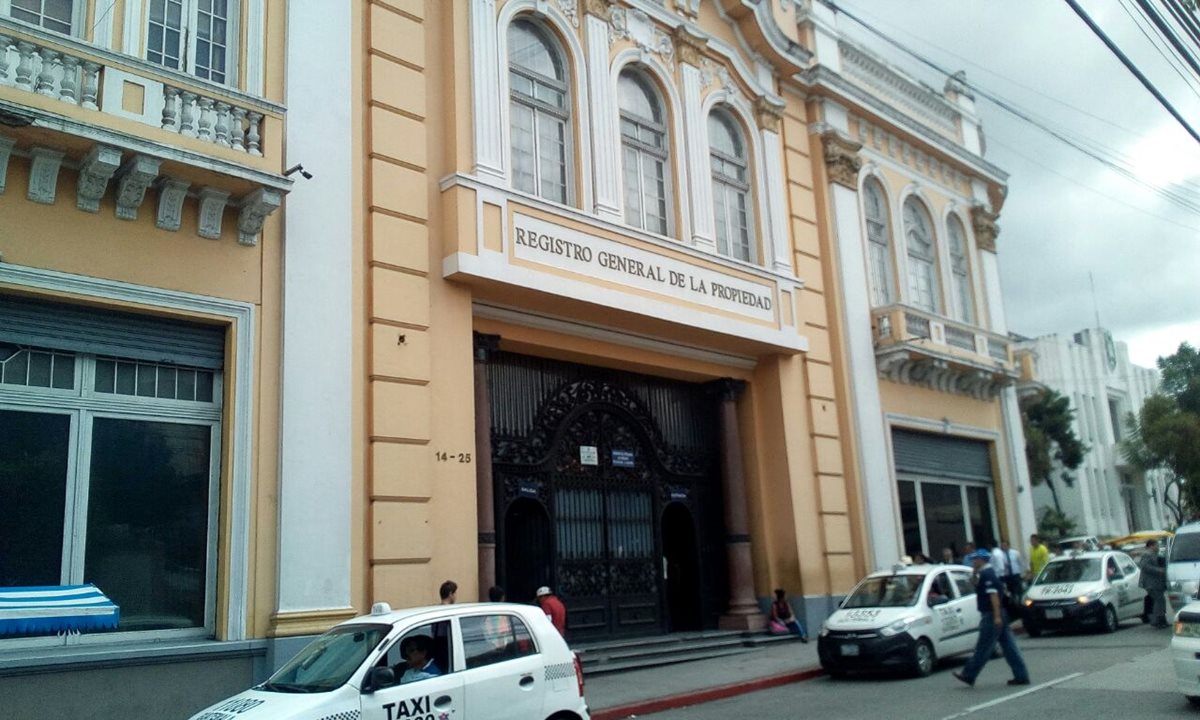 Operadores registrales piden que les paguen un bono de Q300, como a todos los trabajadores del Registro de la Propiedad. (Foto Prensa Libre: Érick Ávila)