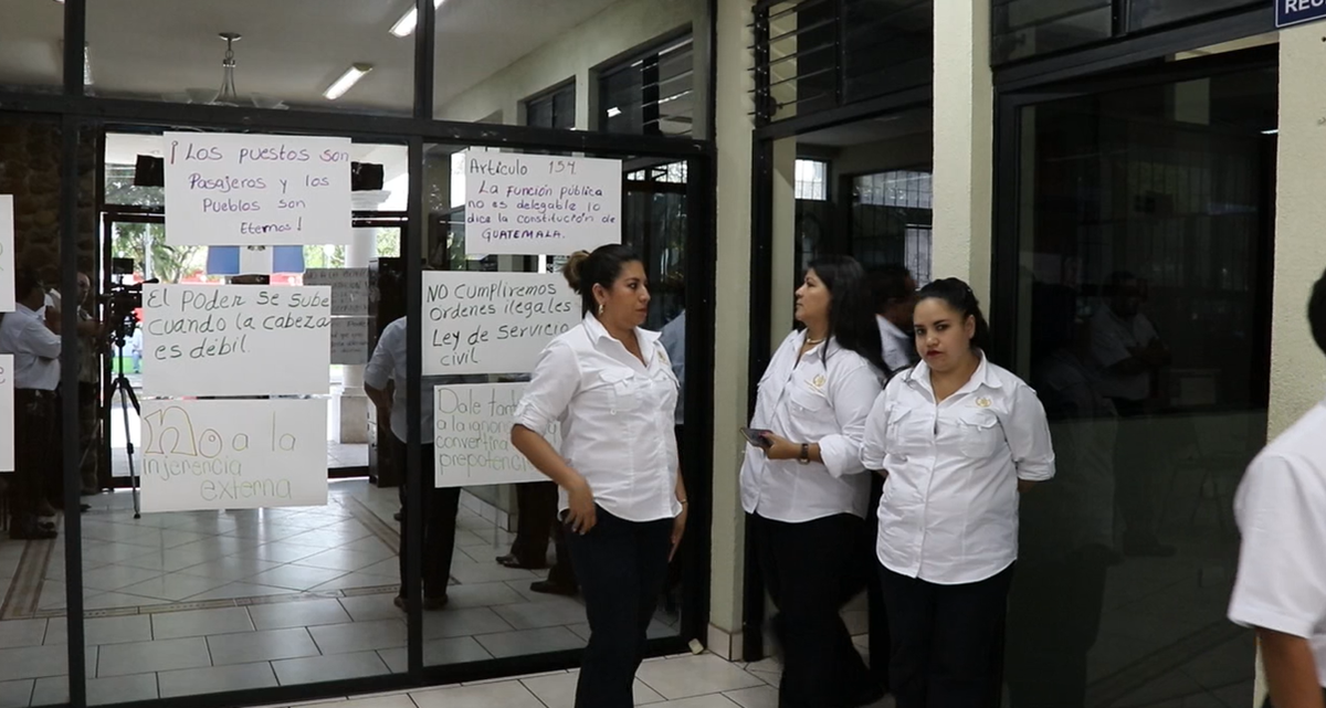 Empleados de la Gobernación de Jutiapa señalan supuesta injerencia de hija de gobernador