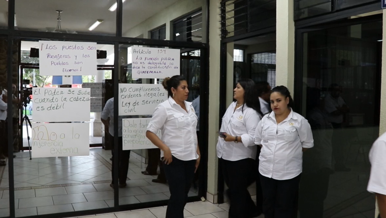 Varios carteles fueron colocados en el ingreso de la oficina del gobernador de Jutiapa, en el que se denuncia la injerencia de su hija en esa entidad. (Foto Prensa Libre: Hugo Oliva).