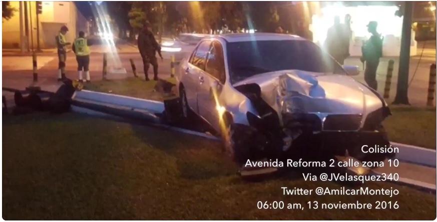El conductor de un vehículo que chochó contra un semáforo en la Avenida Reforma huyó del lugar y abandonó a su acompañante. (Foto Prensa Libre: Amilcar Montejo)