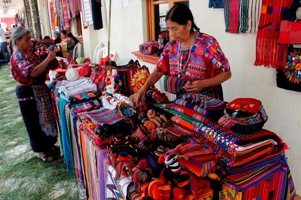 Dos artesanas ordenan sus productos en la feria turística y gastronómica efectuada en Santo Domingo Xenacoj. (Foto Prensa Libre: Víctor Chamalé)