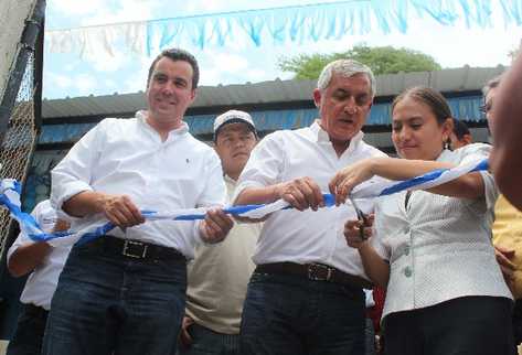 Pérez Molina y el ministro Alejandro Sinibaldi cortan la cinta al inaugurar la ruta entre Guatemala y Baja Verapaz.