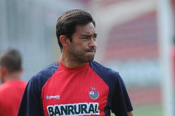 Carlos Ruiz, captado ayer en la práctica que los rojos efectuaron  en El Trébol. (Foto Prensa Libre: Francisco Sánchez)