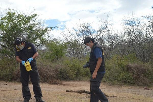 Investigadores trabajan en el lugar donde fueron encontrados los cadáveres de dos hombres, en Río Hondo. (Foto Prensa Libre: Víctor Gómez) <br _mce_bogus="1"/>