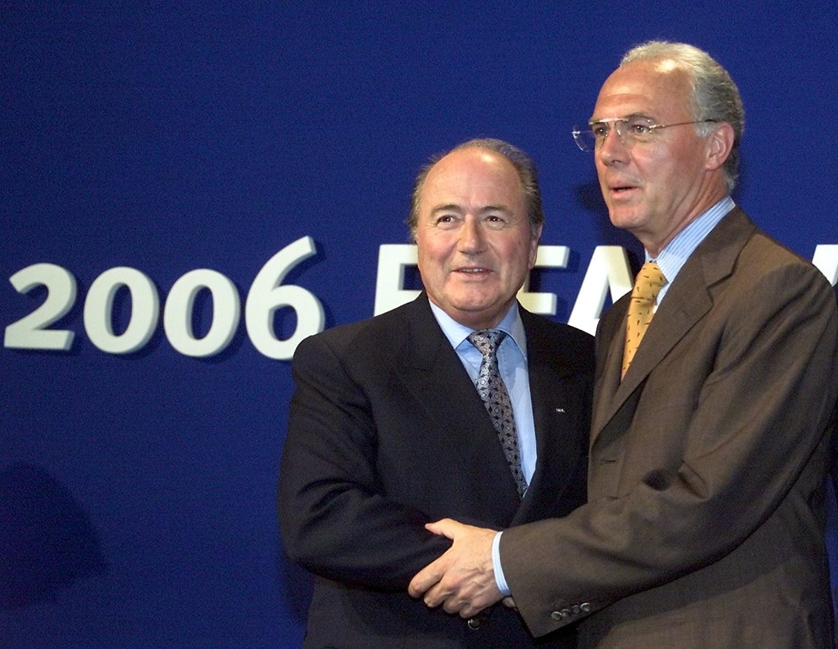 Franz Beckenbauer, captado junto a Joseph Blatter, presidente de Fifa. (Foto Prensa Libre: AFP).