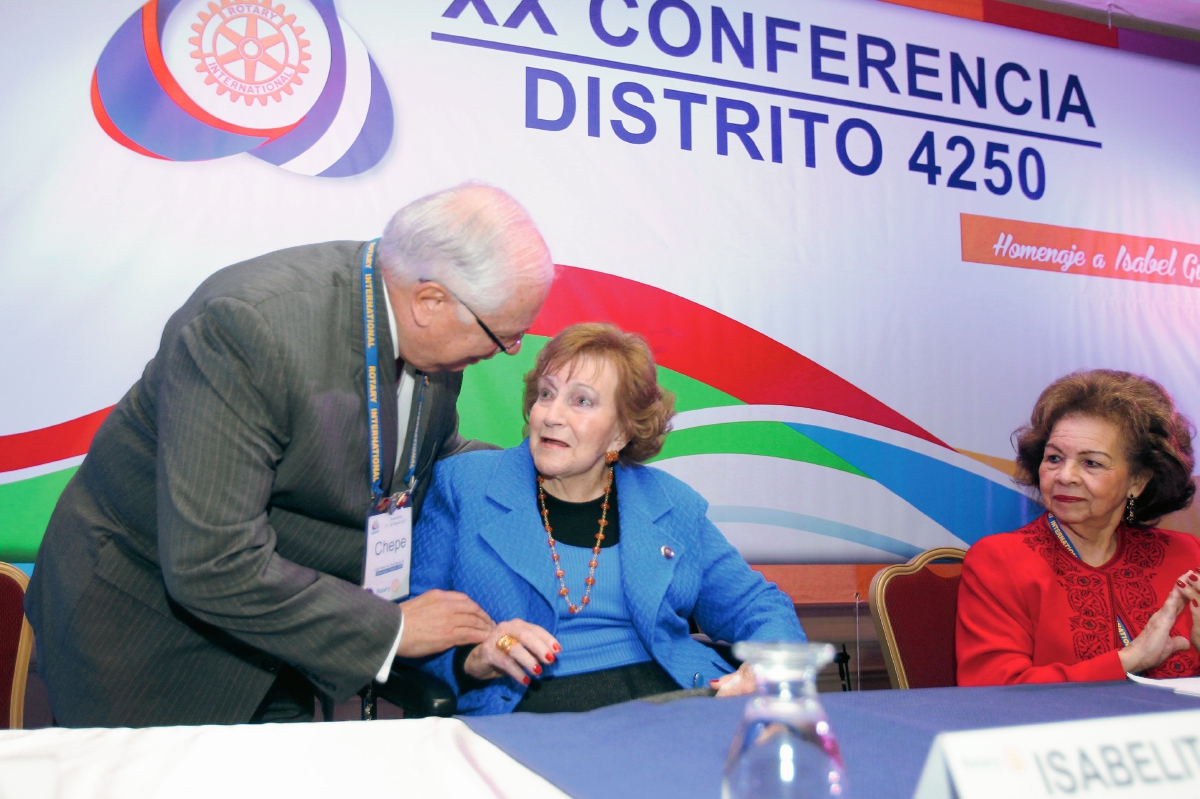 Isabel Gutiérrez de Bosch, homenajeada, recibe felicitaciones de José Mauricio Rodríguez, gobernador del Distrito Rotario 4250. (Foto Prensa Libre: Edwin Castro).