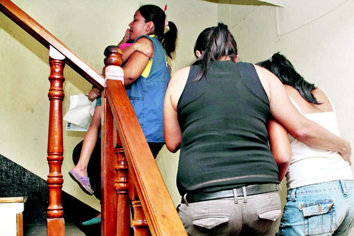 Personal de la PGN acompaña a menores supuestamente abusadas, en el Juzgado de Paz de San Andrés Villa Seca. (Foto Prensa Libre: Rolando Miranda)