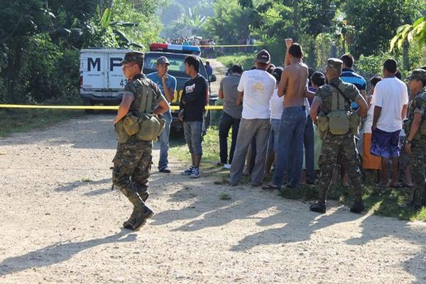 Las autoridades investigan la muerte de Elvis Israel Zacarías Leonardo, en Dolores, Petén. (Foto Prensa Libre: Walfredo Obando).