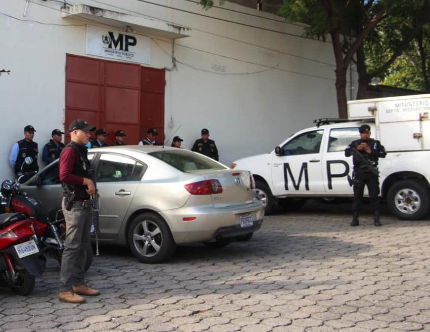 Al menos 18 allanamientos realiza el Ministerio Público y la Policía Nacional Civil en las fiscalías de Chiquimula y Jalapa. (Foto Prensa Libre: Cortesía PNC)