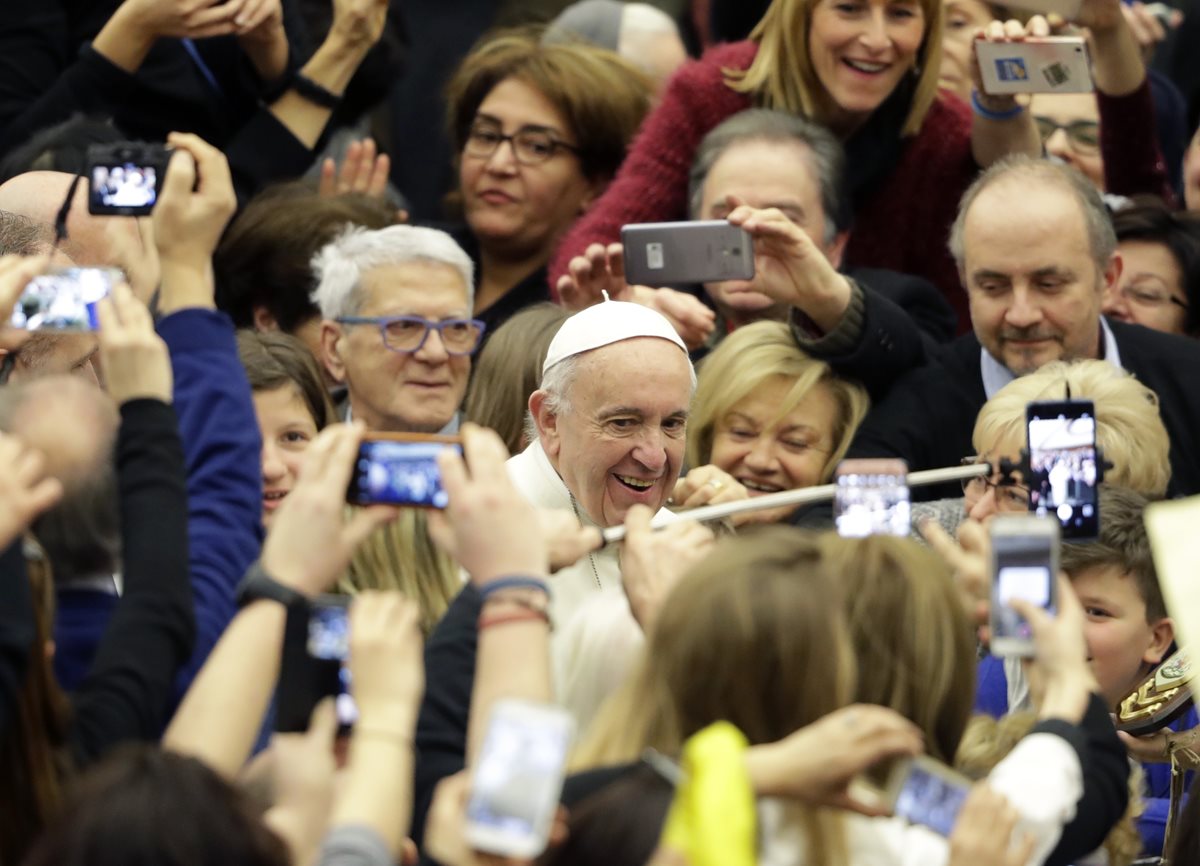 Fieles rodean al Papa durante la audiencia general semanal en el Vaticano. (Foto Prensa Libre:AFP).