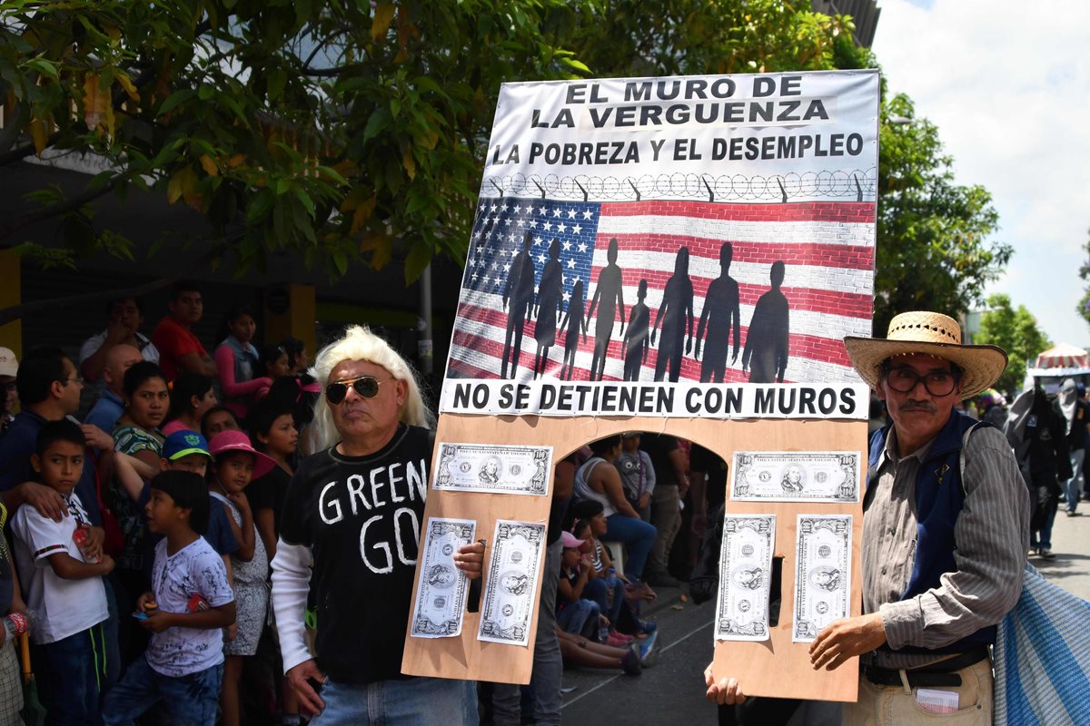 El desfile bufo de la USAC se caracteriza por críticas contra la gestión del Gobierno. (Foto Prensa Libre: AFP)