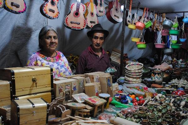 María Velásquez y Sebastián Ixcaquic Tzul son fundadores de la agrupación  de Artesanos.