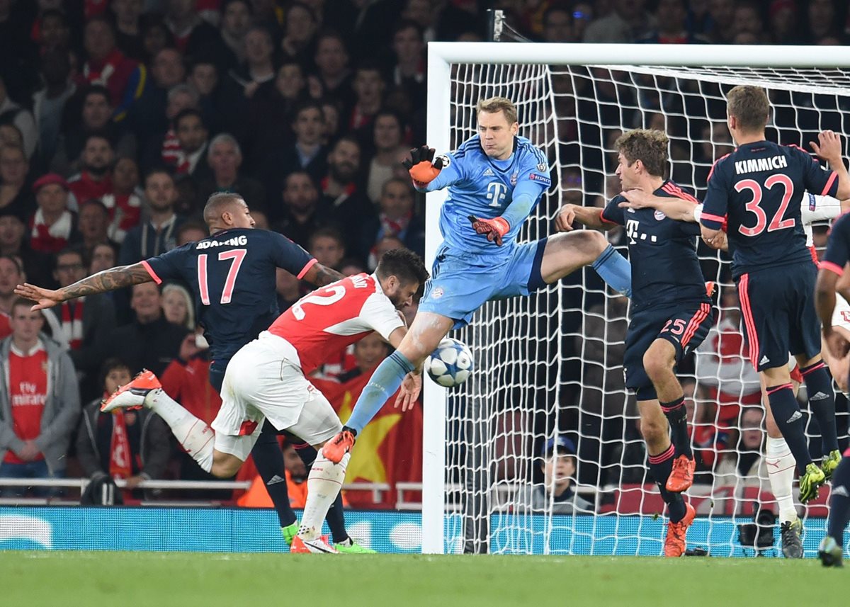 Olivier Giroud en el momento que vence al portero del Bayern Manuel Neuer. (Foto Prensa Libre: AFP)