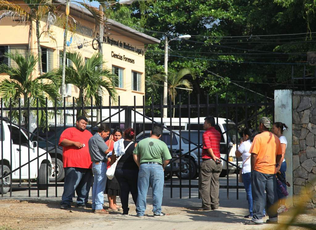 Cadáver fue trasladado a la morgue. (Foto Prensa Libre: La Prensa de Honduras)