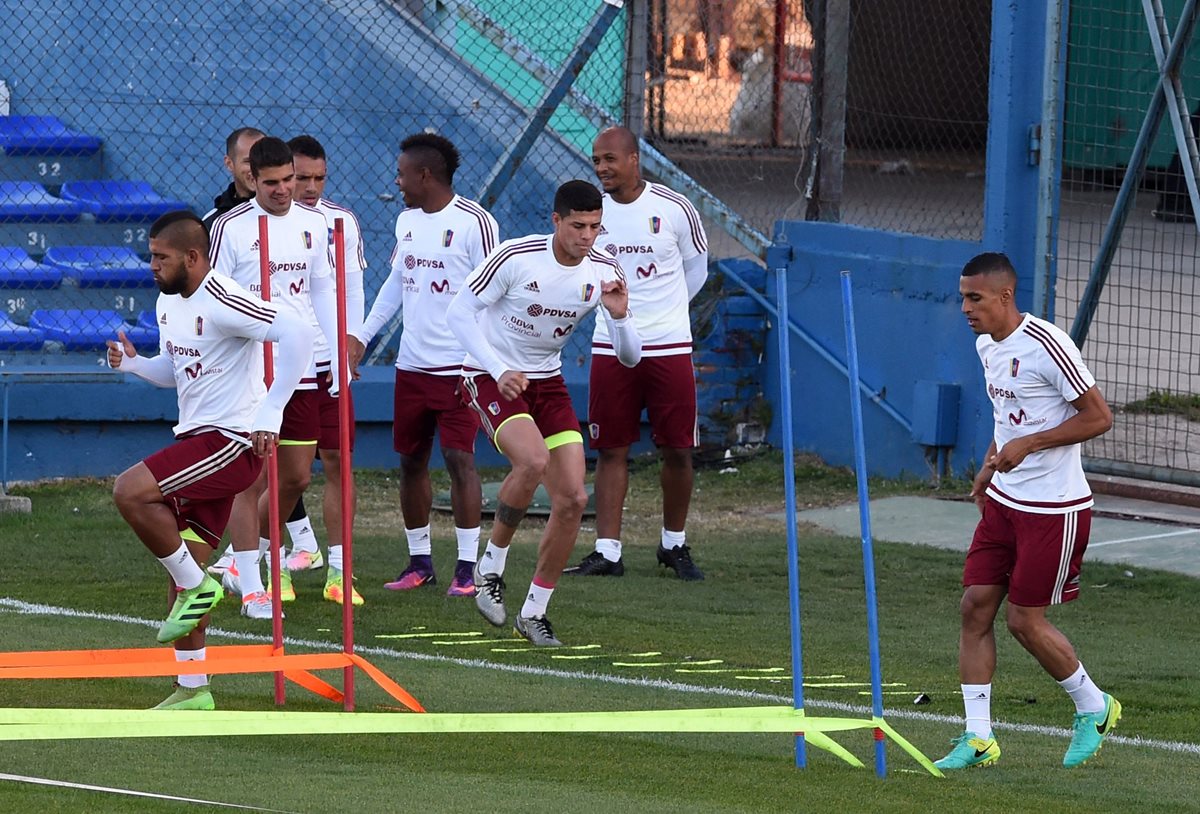 La selección de Venezuela se prepara para enfrenar a Uruguay en el reinicio de las clasificatorias al Mundial por el área de la Conmebol. (Foto Prensa Libre: AFP)