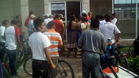Pobladores de Melchor de Mencos, Petén, intentando cruzar a territorio beliceño. (Foto Prensa Libre: Hemeroteca PL)