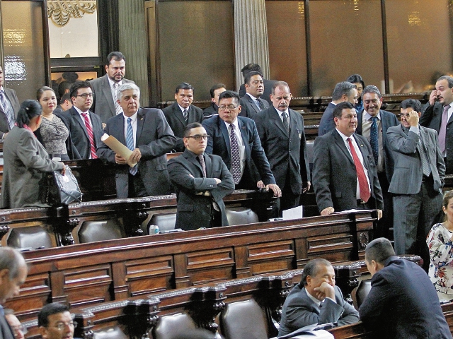 Varios Miembros de la bancada oficialista, FCN-Nación, han estado detrás de los intentos por aprobar en el Congreso iniciativas que buscan fomentar la impunidad. (Foto Prensa Libre: Hemeroteca PL)