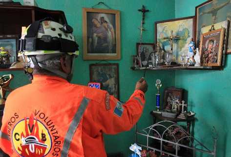 Bomberos Voluntarios investigan posibles causas de extraños incendios en vivienda. (Foto Prensa Libre: Estuardo Paredes)