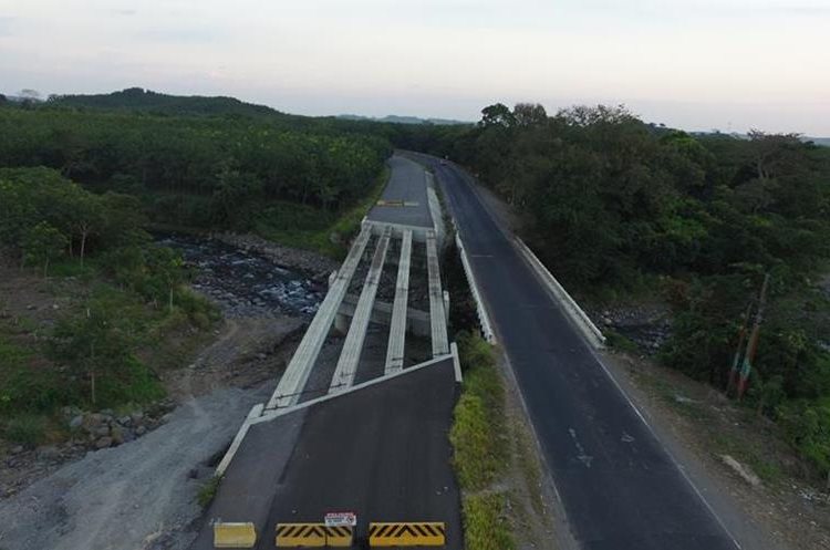 Imagen de un puente sin concluir en la Carretera CA2 Occidente, en Suchitepéquez. (Foto Prensa Libre: Hemeroteca PL)