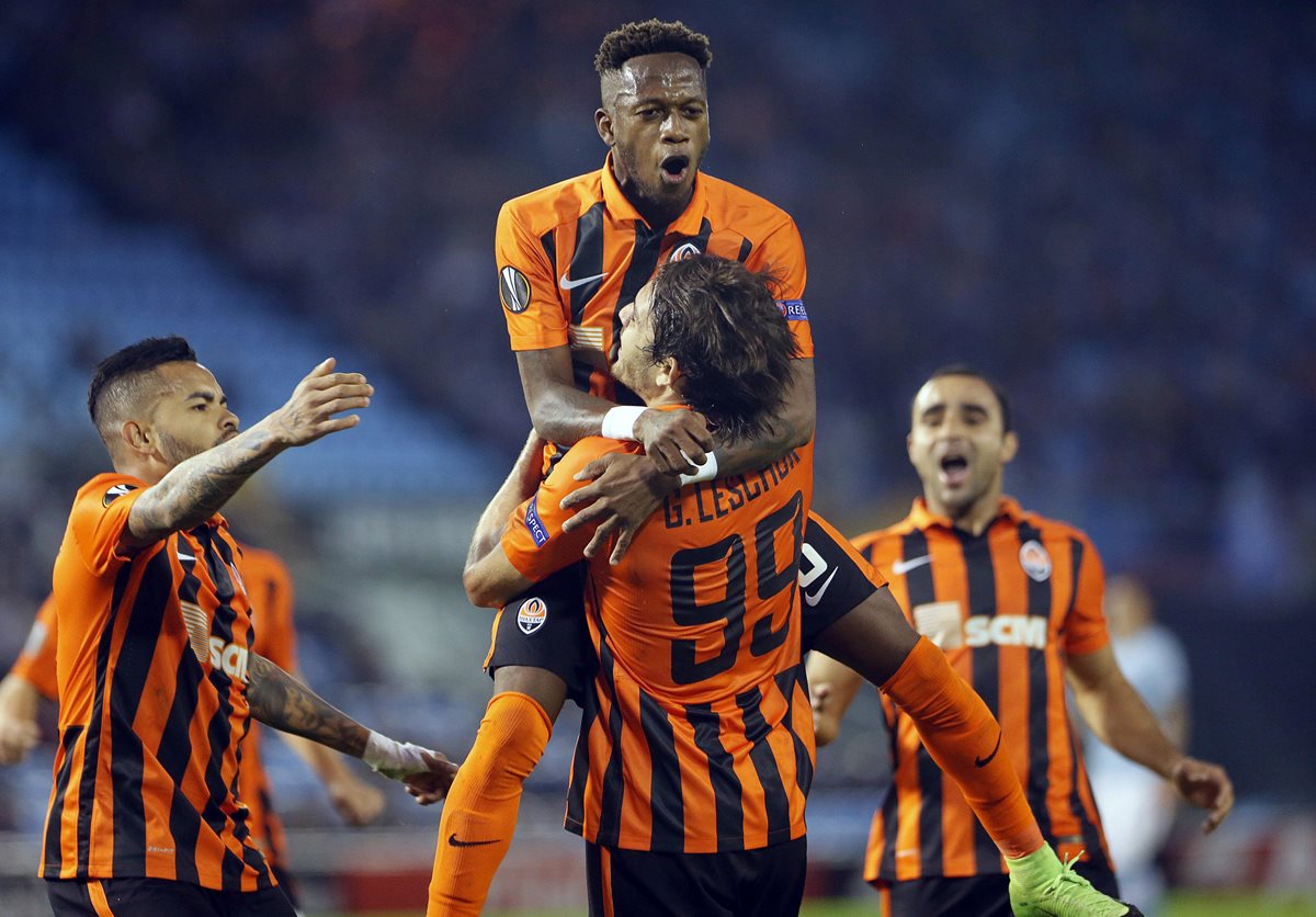 El delantero argentino del Shakhtar Donetsk Gustavo Blanco (c) celebra su gol con su compañeros durante el partido contra el Celta de Vigo. (Foto Prensa Libre: EFE).