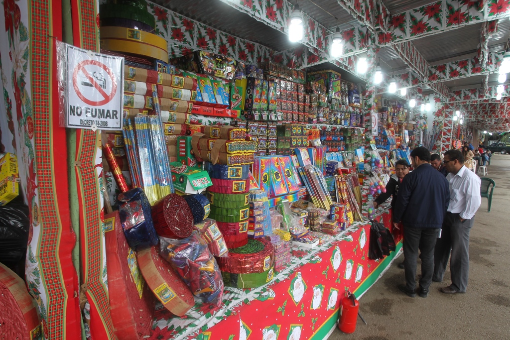 Venta de cohetes y pirotecnia aumenta en los últimos meses del año. (Foto Prensa Libre: Paulo Raquec)