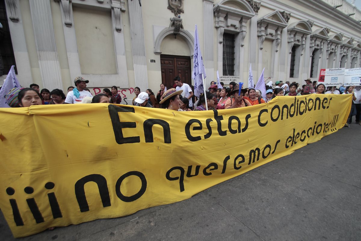 Manifestantes piden que se aplacen las elecciones en una protesta frente al Congreso. (Foto Prensa Libre: Hemeroteca PL)