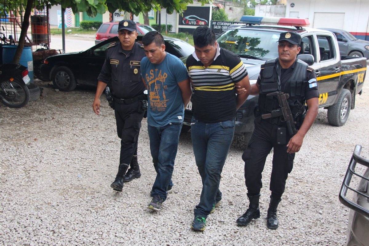 Los tres presuntos saqueadores de negocios son trasladados por agentes policiales al Complejo Judicial en San Benito, Petén. (Foto Prensa Libre: Rigoberto Escobar)
