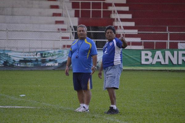El técnico de Heredia, Juan Carlos Elías —izquierda—, observa el entrenamiento de ayer, en el estadio Del Monte. (Foto Prensa Libre: Edwin Perdomo)