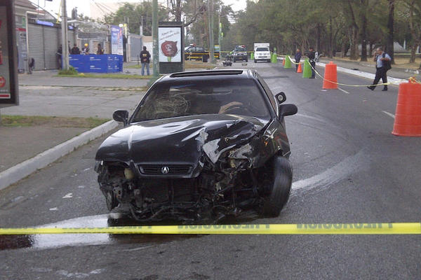 Accidente en avenida Las Américas. (Foto Prensa Libre: Estuardo Paredes)