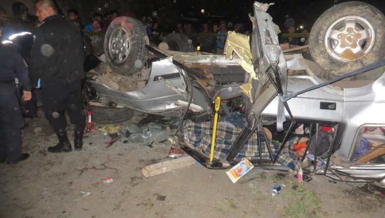 El accidente ocurrió en el km 165 de la ruta de San Pablo La Laguna a Santa Clara La Laguna, Sololá. (Foto Prensa Libre: Ángel Julajuj)