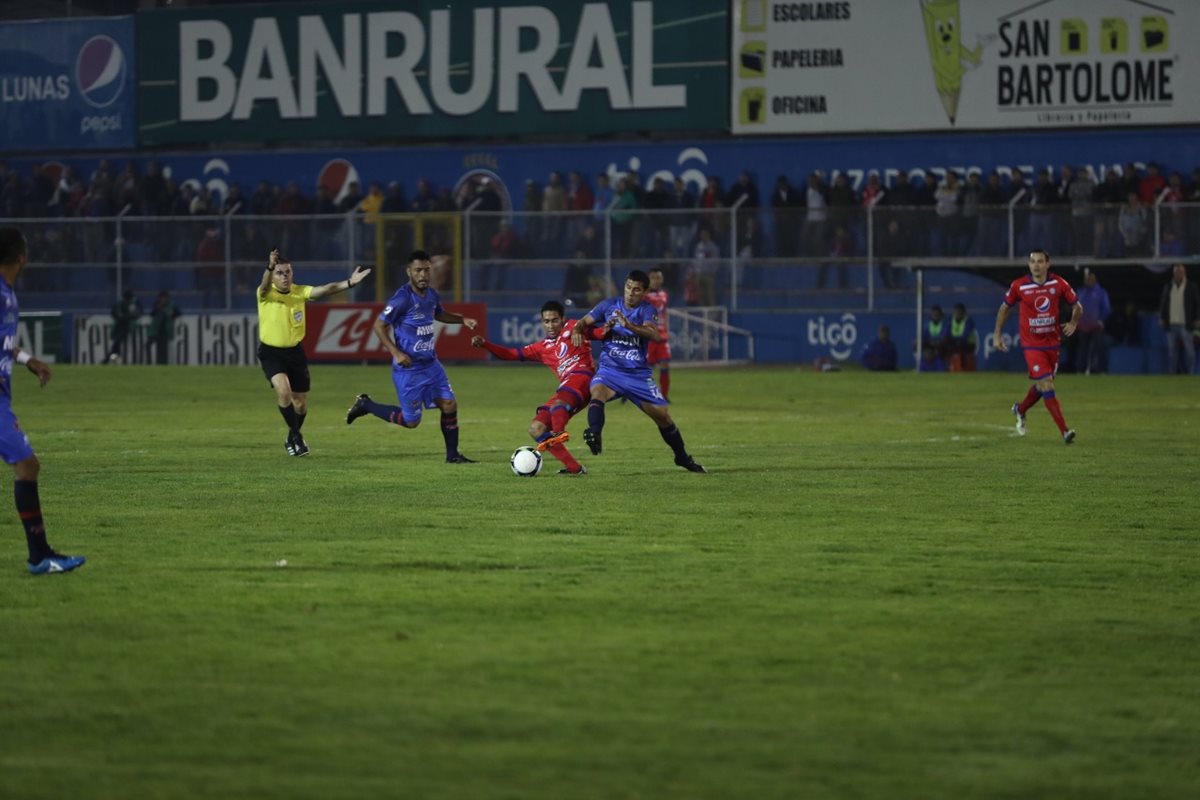 El partido fue reñido minuto a minuto entre dos equipos que buscan la clasificación directa a semifinales. (Foto Prensa Libre: Mynor Toc)