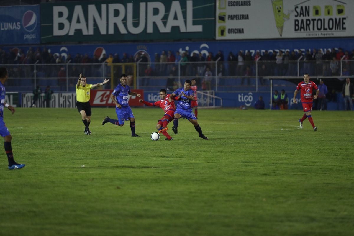 El partido fue reñido minuto a minuto entre dos equipos que buscan la clasificación directa a semifinales. (Foto Prensa Libre: Mynor Toc)