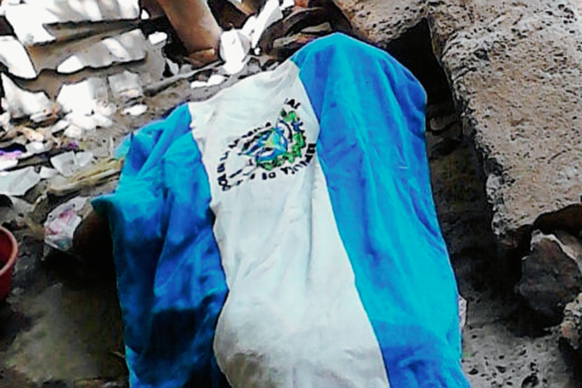 El cadáver de Magdalena Pu quedó entre los escombros de la vivienda, en Sacapulas. (Foto Prensa Libre: Óscar Figueroa)