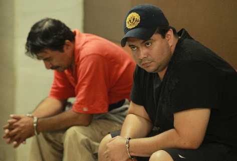 El presunto líder de la banda, David Estuardo Cervantes Urízar —de gorra—, y César Aníbal Salguero   esperan ser trasladado a un juzgado de turno.