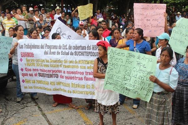 Extrabajadores de oenegé piden que se restablezcan los servicios de salud  que prestaban. (Foto Prensa Libre: Danilo López)