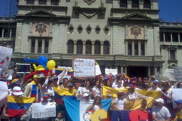 Venezolanos en Guatemala piden cese a la violencia en su país. (Foto Prensa Libre: Sergio Morales)