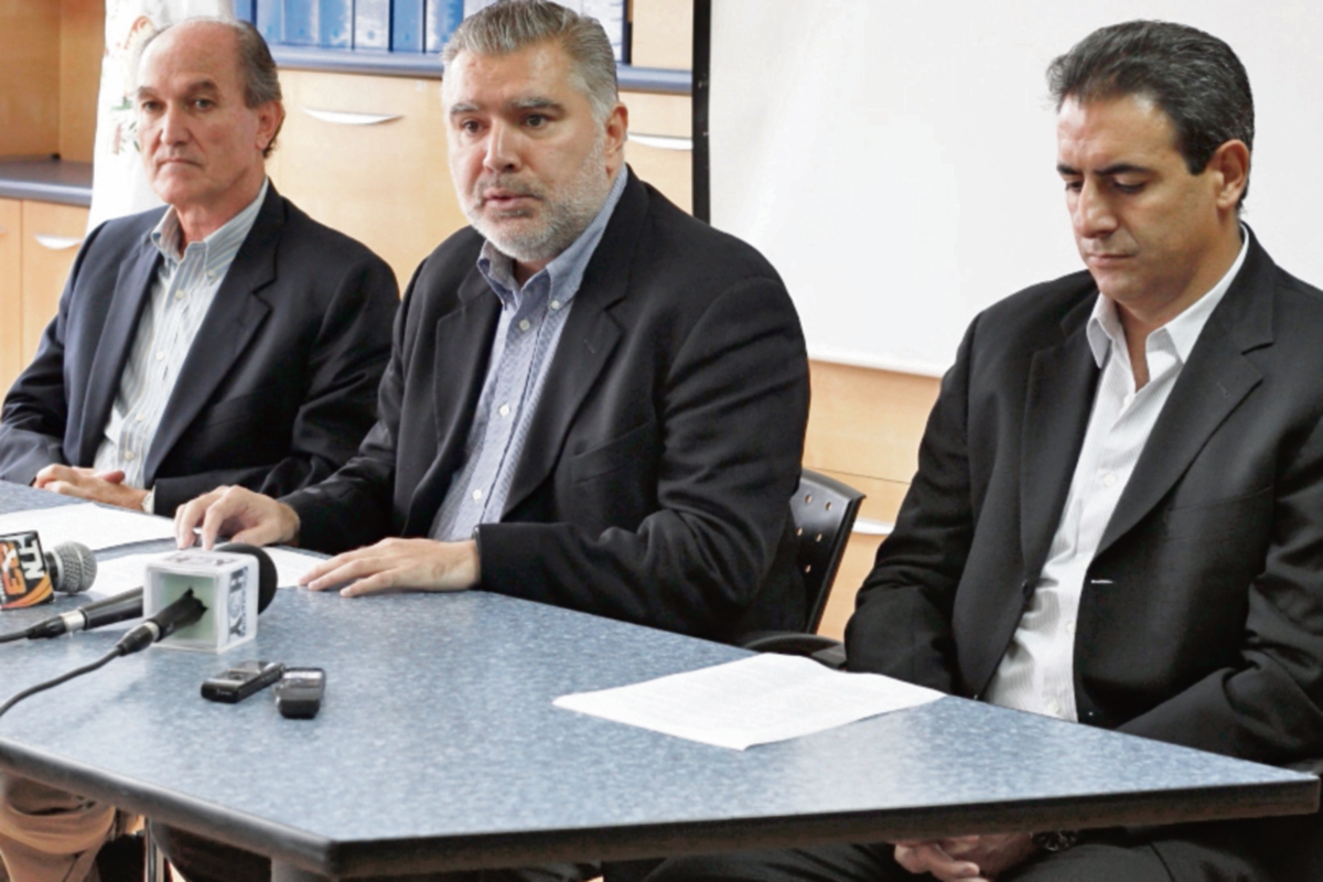 juan sánchez, Carlos Arias Bouscayrol y Ricardo Garzuzi, miembros de la junta directiva de Vestex. (FOTO PRENSA LIBRE: PAULO RAQUEC)