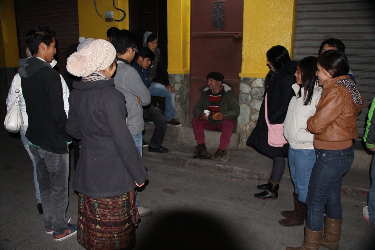 Jóvenes se reúnen para donar alimentos a personas sin hogar en la cabecera de Totonicapán. (Foto Prensa Libre: Édgar Domínguez)