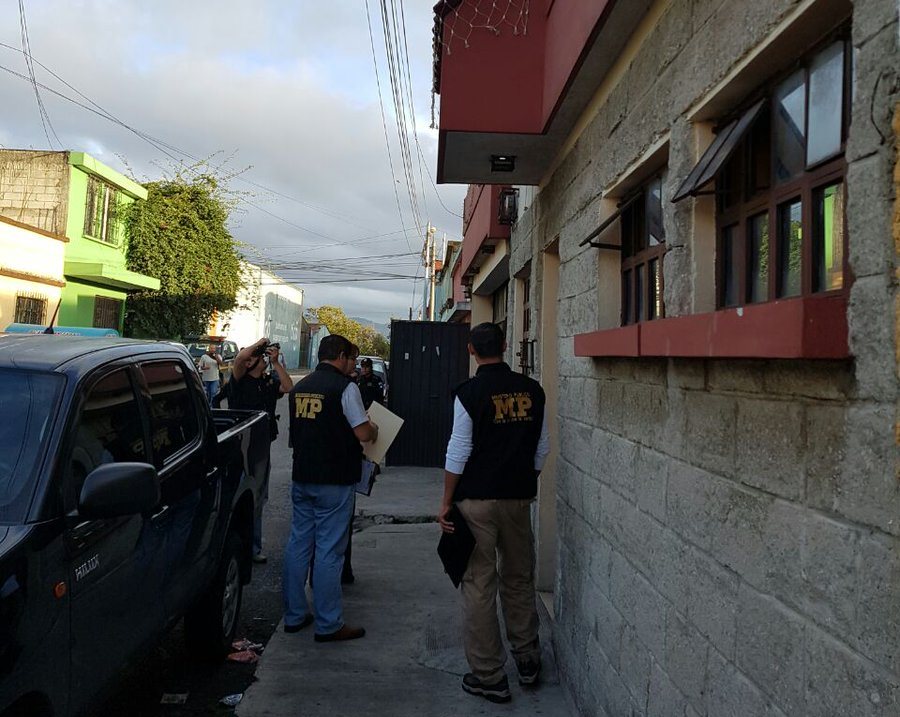 Fiscales dirigen allanamiento en la zona 3, por supuesta venta de niño por internet. (Foto Prensa Libre: MP)