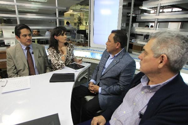 El ministro de Gobernación,  Mauricio López Bonilla, y el empresario Bruno Mertins conversan con los periodistas Byron Dardón y Maricela Herrera, a la izquierda, durante el programa Diálogo Libre.