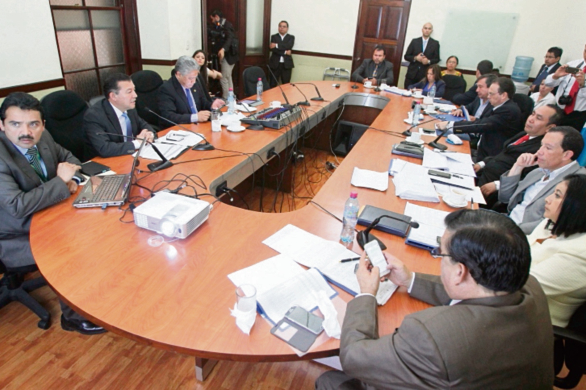 Autoridades del Tesoro y de la SAT explican el Presupuesto a la Comisión de Finanzas del Congreso. (Foto Prensa Libre: Esbin García)