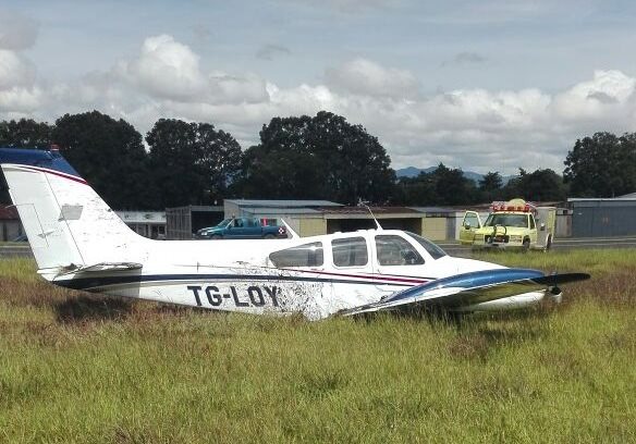 La avioneta TG-LOY sufrió desperfectos en el tren de aterrizaje y derrapó en la pista del Aeropuerto Internacional La Aurora. (Foto Prensa Libre: DGAC)