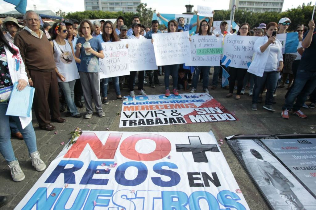 Estudiantes de medicina y médicos portan pancartas donde exigen seguridad al Ministerio de Gobernación y rechazan atender a reos en las consultas. (Foto Prensa Libre: Carlos Hernández)