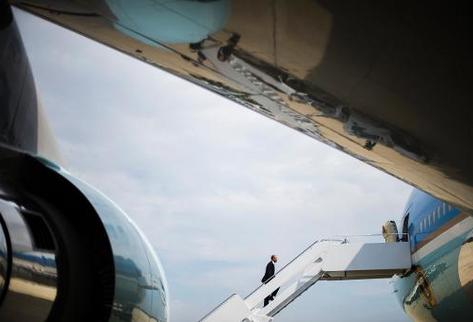 El presidente de EE. UU., Barack Obama, aborda el Air Force One para viajar a Asia. (Foto Prensa Libre: AFP).