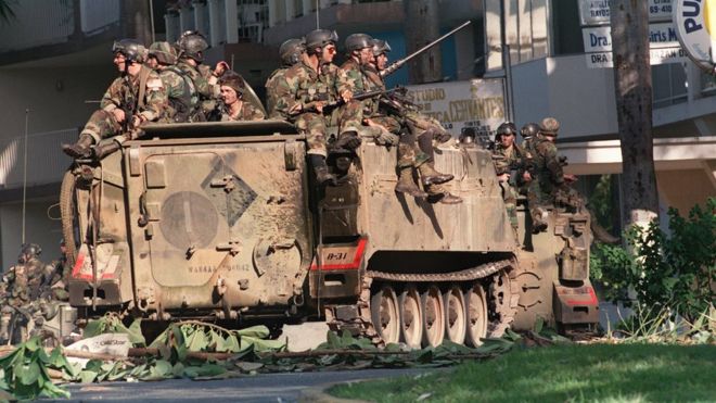 Soldados estadounidenses en una calle de Ciudad de Panamá durante la operación Causa Justa, el 23 de diciembre de 1989. (GETTY IMAGES)