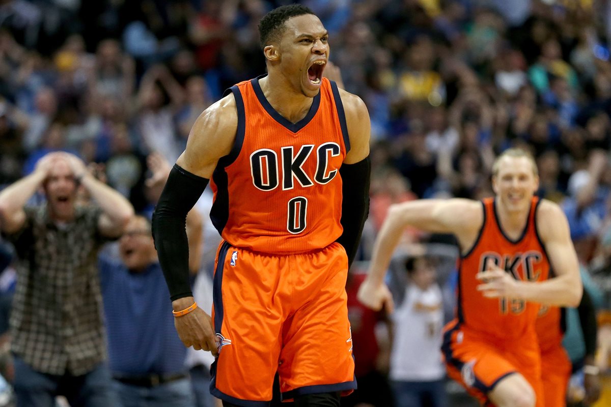 Russell Westbrook dejó sin palabras a los presentes en el Pepsi Center. (Foto Prensa Libre: AFP)